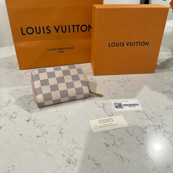 LV Zippy Coin Purse Padlock - Picture 14 of 16